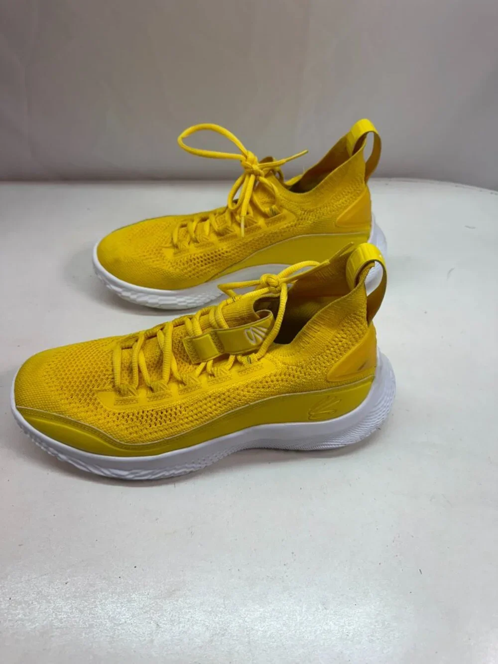 Under Armour Curry Flow Yellow Women’s 10 / Men’s 8.5 Running Shoes 3023085‑701